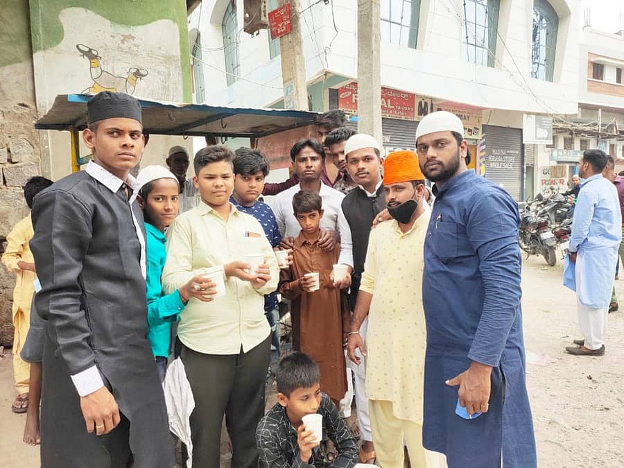 ಈದ್ ಮಿಲಾದ್ ಹಬ್ಬದ ಹಿನ್ನೆಲೆಯಲ್ಲಿ ರಾಯಚೂರಿನಲ್ಲಿ ಕೆಲವು ಯುವಕರು ಪ್ರಮುಖ ರಸ್ತೆಗಳಲ್ಲಿ ಸಾರ್ವಜನಿಕರಿಗೆ ತಂಪು ಪಾನೀಯ ಹಂಚಿದರು