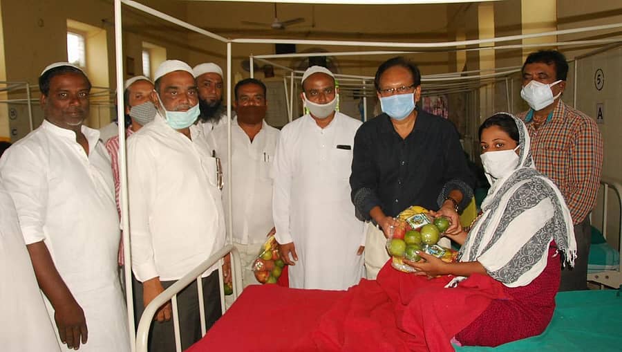 ಈದ್ ಮಿಲಾದ್ ಅಂಗವಾಗಿ ಮುಸ್ಲಿಂ ಸಂಘಟನೆಗಳ ಸದಸ್ಯರು ಜಿಲ್ಲಾಸ್ಪತ್ರೆಗೆ ತೆರಳಿ ರೋಗಿಗಳಿಗೆ ಹಣ್ಣು ವಿತರಣೆ ಮಾಡಿದರು