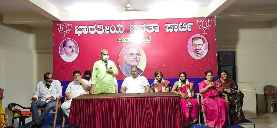 ಜಿಲ್ಲಾ ಬಿಜೆಪಿ ಕಚೇರಿಯಲ್ಲಿ ಗುರುವಾರ ನಗರಸಭೆಯ ನೂತನ ಅಧ್ಯಕ್ಷೆ ಹಾಗೂ ಉಪಾಧ್ಯಕ್ಷೆಗೆ ಹಮ್ಮಿಕೊಂಡಿದ್ದ ಅಭಿನಂದನಾ ಸಭೆಯಲ್ಲಿ ಶಾಸಕ ರಘುಪತಿ ಭಟ್ ಮಾತನಾಡಿದರು