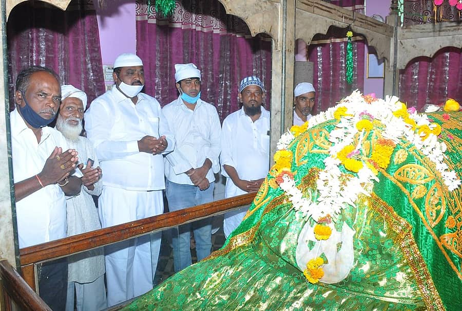 ಹಾವೇರಿ ನಗರದ ಮೆಹಬೂಬ್ ಸುಬಾನಿ ಮಸೀದಿಯಲ್ಲಿ ಈದ್ ಮಿಲಾದ್ ಅಂಗವಾಗಿ ಚಾದರ ಹೊದಿಸಿ, ಪ್ರಾರ್ಥನೆ ಸಲ್ಲಿಸಲಾಯಿತು