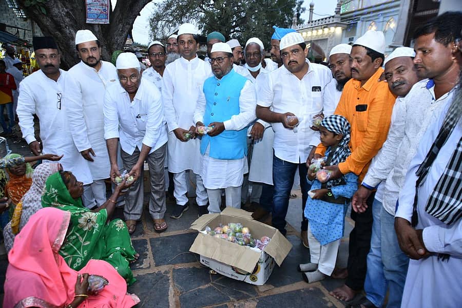 ಹಳೇಹುಬ್ಬಳ್ಳಿಯ ಸೈಯದ್‌ ಫತೇಶಾ ವಲಿ ದರ್ಗಾದಲ್ಲಿ ಶುಕ್ರವಾರ ಅಂಜುಮನ್ ಇಸ್ಲಾಂ ಸಂಸ್ಥೆ ಪದಾಧಿಕಾರಿಗಳು ಈದ್‌ ಮಿಲಾದ್‌ ಅಂಗವಾಗಿ ಹಣ್ಣುಗಳನ್ನು ಹಂಚಿದರು