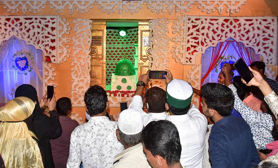 ಈದ್ ಮಿಲಾದ್ ಹಬ್ಬದ ಅಂಗವಾಗಿ ಕಲಬುರ್ಗಿಯ ಸಂತ್ರಾಸವಾಡಿ ರಸ್ತೆಯಲ್ಲಿ ನಿರ್ಮಿಸಿದ ಮಕ್ಕಾ, ಮದೀನಾ ಮಸೀದಿ ಮಾದರಿಗಳ ಮುಂದೆ ಚಿತ್ರ ಕ್ಲಿಕ್ಕಿಸಲು ಜನ ಗುಂಪಾಗಿ ಸೇರಿದರು