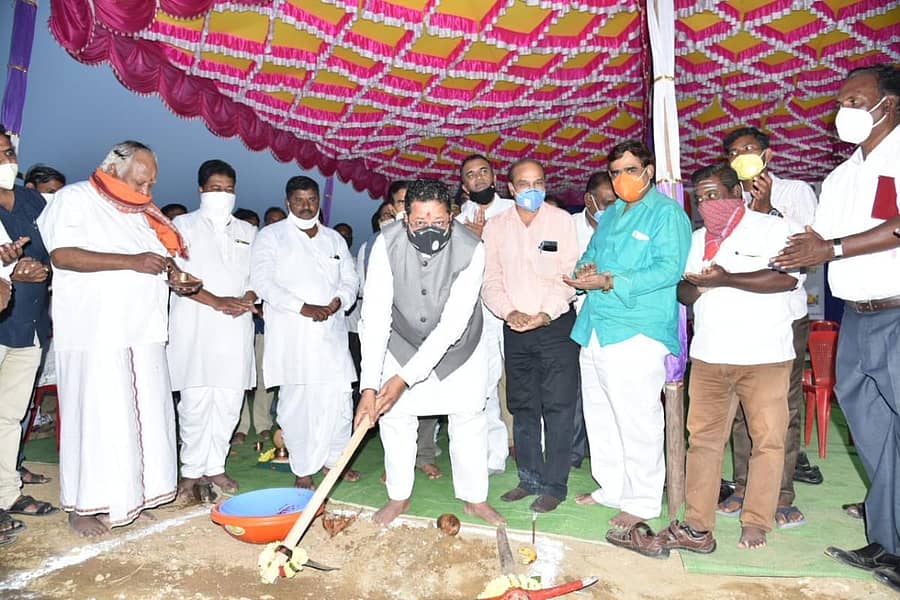 ವಿಜಯಪುರ ಜಿಲ್ಲಾ ಆಸ್ಪತ್ರೆ ಆವರಣದಲ್ಲಿ ವಿವಿಧ ಅಭಿವೃದ್ಧಿ ಕಾರ್ಯಗಳಿಗೆ ಶಾಸಕ ಬಸನಗೌಡ ಪಾಟೀಲ ಯತ್ನಾಳ ಭೂಮಿ ಪೂಜೆ ನೆರವೇರಿಸಿದರು