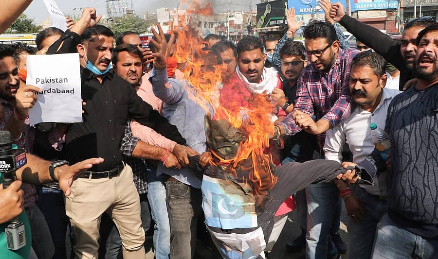 ಜಮ್ಮ ಮತ್ತು ಕಾಶ್ಮೀರದ ಮೂವರು ಬಿಜೆಪಿ ಕಾರ್ಯಕರ್ತರ ಹತ್ಯೆಯನ್ನು ಖಂಡಿಸಿ ಜಮ್ಮುವಿನಲ್ಲಿ ಬಿಜೆಪಿ ಯುವ ಮೋರ್ಚಾ ಕಾರ್ಯಕರ್ತರು ಶುಕ್ರವಾರ ಪಾಕ್ ಪ್ರಧಾನಿ ಇಮ್ರಾನ್ ಖಾನ್ ಪ್ರತಿಕೃತಿಯನ್ನು ದಹಿಸಿ ಪ್ರತಿಭಟನೆ ನಡೆಸಿದರು.