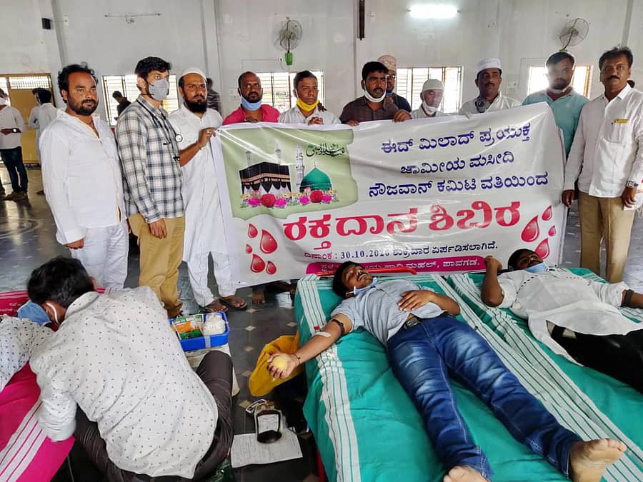 ಪಾವಗಡ ಜಾಮಿಯಾ ಮಸೀದಿ ಬಳಿ ಶುಕ್ರವಾರ ಈದ್ ಮಿಲಾದ್ ಪ್ರಯುಕ್ತ ರಕ್ತದಾನ ಶಿಬಿರ ನಡೆಯಿತು