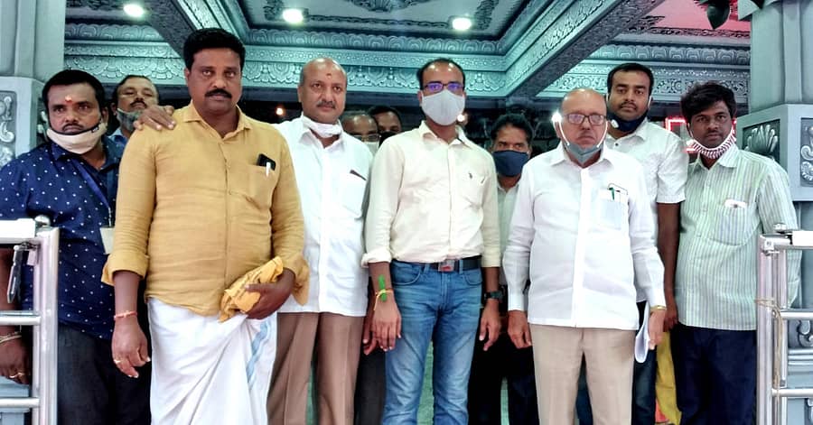 ನಾಯಕನಹಟ್ಟಿ ಪಟ್ಟಣದ ಗುರುತಿಪ್ಪೇರುದ್ರಸ್ವಾಮಿ ದೇವಾಲಯಕ್ಕೆ ಶುಕ್ರವಾರ ಹಿಂದೂ ಧಾರ್ಮಿಕ ದತ್ತಿ ಇಲಾಖೆ ಆಯುಕ್ತ ಕೆ.ಎ.ದಯಾನಂದ ಭೇಟಿ ನೀಡಿದರು