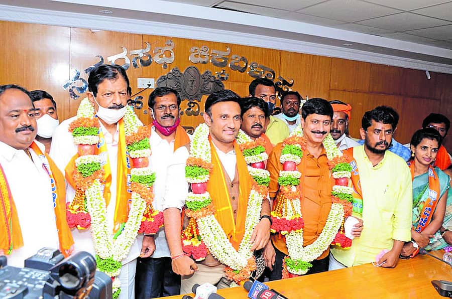 ಚಿಕ್ಕಬಳ್ಳಾಪುರ ನಗರಸಭೆ ನೂತನ ಅಧ್ಯಕ್ಷರಾಗಿ ಬಿಜೆಪಿ ಬೆಂಬಲಿತ ಅಭ್ಯರ್ಥಿ ಆಯ್ಕೆಯಾದ ಸಂದರ್ಭದಲ್ಲಿ ಸಚಿವ ಡಾ.ಕೆ.ಸುಧಾಕರ್, ಸಂಸದ ಬಿ.ಎನ್.ಬಚ್ಚೇಗೌಡ ಹಾಗೂ ವಿಧಾನ ಪರಿಷತ್ ಸದಸ್ಯ ವೈ.ಎ.ನಾರಾಯಣಸ್ವಾಮಿ