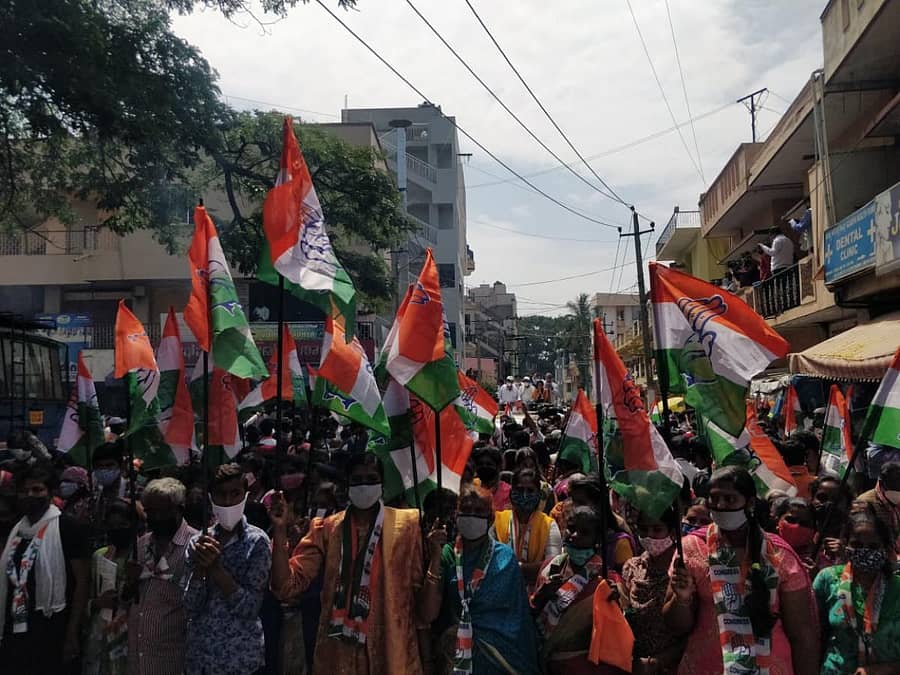 ಕುಸುಮಾ ಎಚ್. ಪರ ಮತಯಾಚನೆಗೆ ಶುಕ್ರವಾರ ನಡೆದ ರೋಡ್ ಷೋದಲ್ಲಿ ಪಾಲ್ಗೊಂಡಿದ್ದ ಮಹಿಳೆಯರು ಕಾಂಗ್ರೆಸ್ ಬಾವುಟ ಹಿಡಿದು ಸಾಗುತ್ತಿದ್ದ ದೃಶ್ಯ