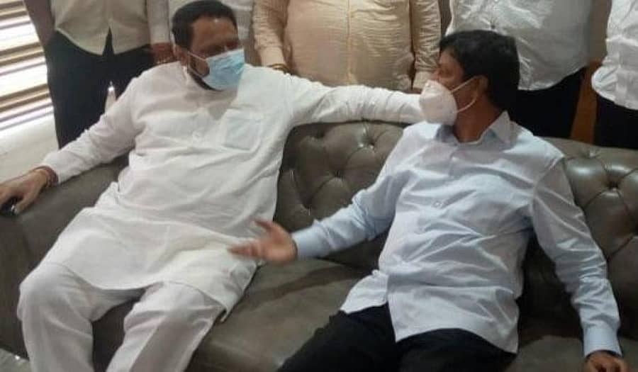 ಬೆಳಗಾವಿಯಲ್ಲಿ ಉಪ ಮುಖ್ಯಮಂತ್ರಿ ಲಕ್ಷ್ಮಣ ಸವದಿ ಹಾಗೂ ಜಲಸಂಪನ್ಮೂಲ ಸಚಿವ ರಮೇಶ ಜಾರಕಿಹೊಳಿ ಶನಿವಾರ ಜೊತೆಯಾಗಿ ಕಾಣಿಸಿಕೊಂಡರು