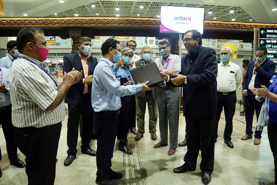 ಮಂಗಳೂರು ವಿಮಾನ ನಿಲ್ದಾಣದ ನಿರ್ವಹಣೆಯನ್ನು ಪ್ರಾಧಿಕಾರದ ನಿರ್ದೇಶಕ ವಿ.ವಿ. ರಾವ್‌ ಅವರು, ಅದಾನಿ ಮಂಗಳೂರು ಇಂಟರ್‌ ನ್ಯಾಷನಲ್‌ ಏರ್‌ಪೋರ್ಟ್‌ ಕಂಪನಿಯ ಸಿಇಒ ಅಶುತೋಷ್‌ ಚಂದ್ರ ಅವರಿಗೆ ಶುಕ್ರವಾರ ಮಧ್ಯರಾತ್ರಿ ಹಸ್ತಾಂತರಿಸಿದರು.