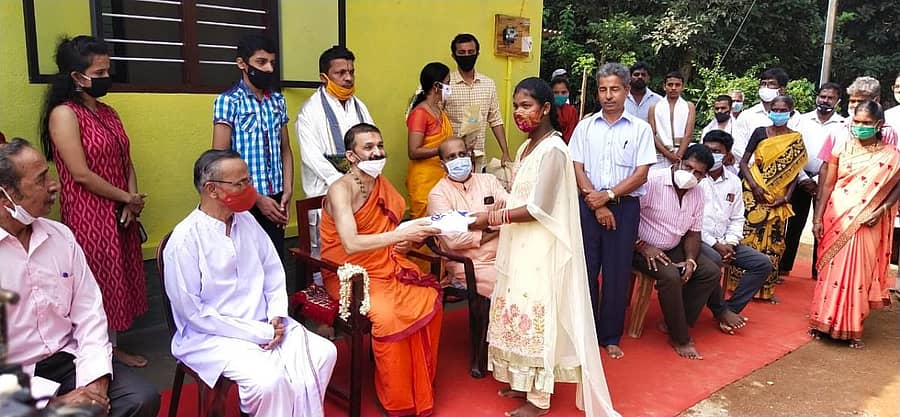 ಉಡುಪಿಯ ನಿಟ್ಟೂರು ಪ್ರೌಢಶಾಲೆಯ ಮುಖ್ಯೋಪಾಧ್ಯಯ ಮುರಳಿ ಕಡೇಕಾರ್ ಅವರು ನಿವೃತ್ತಿಯ ದಿನ ಬಡ ವಿದ್ಯಾರ್ಥಿನಿಗೆ ಮನೆ ಉಡುಗೊರೆ ನೀಡಿದ್ದು, ಪಲಿಮಾರು ಮಠದ ವಿದ್ಯಾಧೀಶ ತೀರ್ಥರ ಸಮ್ಮುಖದಲ್ಲಿ ಮನೆ ಹಸ್ತಾಂತರ ಮಾಡಲಾಯಿತು.