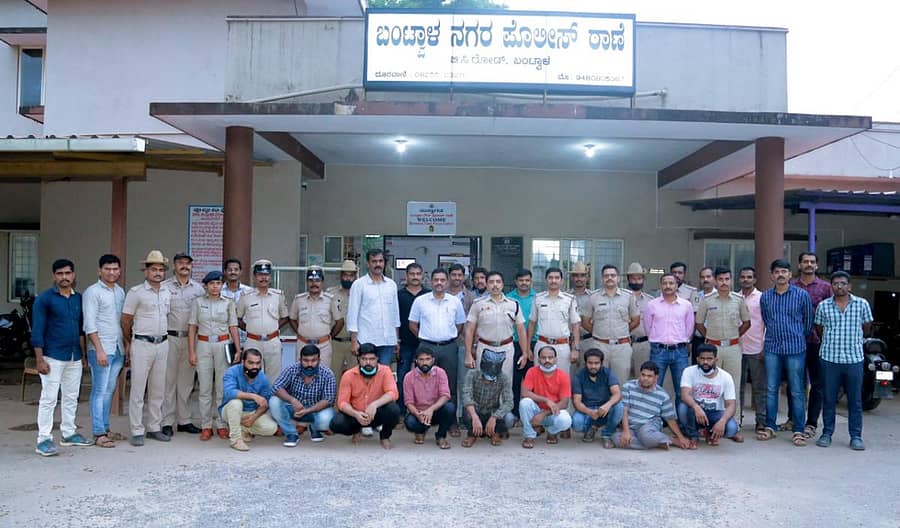 ಸುರೇಂದ್ರ ಬಂಟ್ವಾಳ ಕೊಲೆ ಪ್ರಕರಣಕ್ಕೆ ಸಂಬಂಧಿಸಿದಂತೆ ಬಂಧಿಸಿರುವ ಆರೋಪಿಗಳೊಂದಿಗೆ ಪೊಲೀಸರ ತಂಡ.