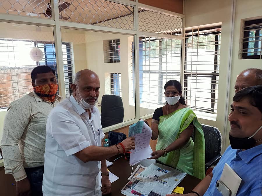 ಕೆಡಿಸಿಸಿ ಬ್ಯಾಂಕ್ ಚುನಾವಣೆಗೆ ಸಚಿವ ಶಿವರಾಮ ಹೆಬ್ಬಾರ ಅವರು ನಾಮಪತ್ರ ಸಲ್ಲಿಸಿದರು.