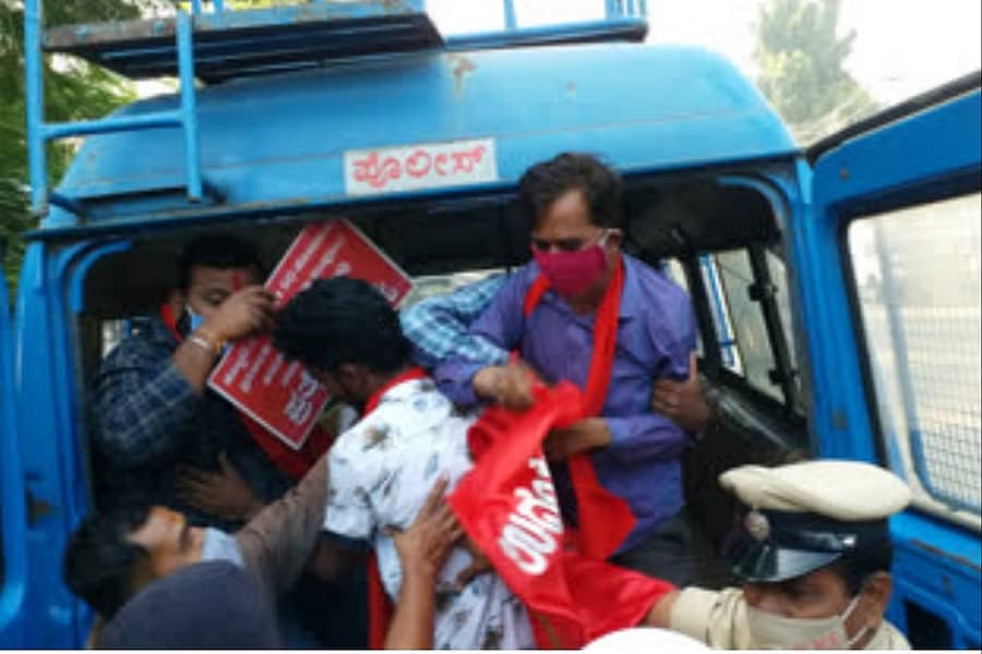 ಕಲಬುರ್ಗಿಯಲ್ಲಿ ಭಾನುವಾರ ಪ್ರತ್ಯೇಕ ರಾಜ್ಯದ ಧ್ಲಜಾರೋಹಣಕ್ಕೆ ಮುಂದಾದ ಕಾರ್ಯಕರ್ತರನ್ನು ಪೊಲೀಸರು ಬಂಧಿಸಿದರು