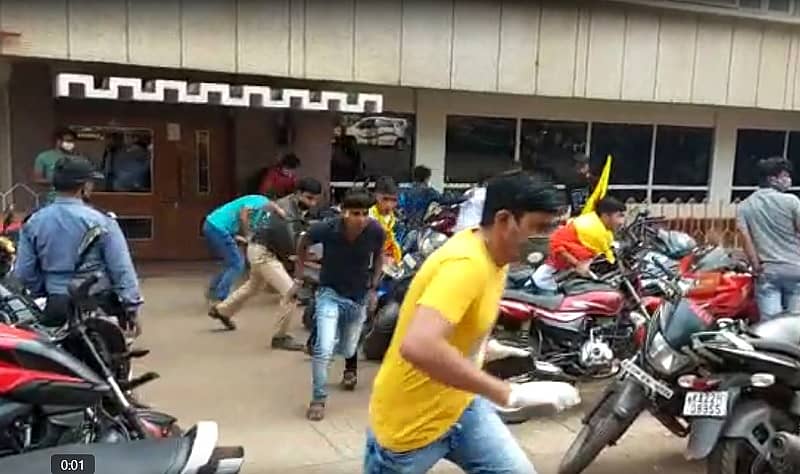 ವಾಹನಗಳ ಸಂಚಾರಕ್ಕೆ ಅಡ್ಡಿಯಾದ ಹಿನ್ನೆಲೆಯಲ್ಲಿ ಪೊಲೀಸರು ಲಾಠಿ ಬೀಸಿದರು. 