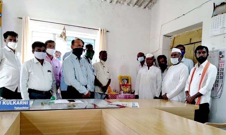 ಗುಳೇದಗುಡ್ಡದಲ್ಲಿ ತಹಶೀಲ್ದಾರ್ ಕಚೇರಿಯಲ್ಲಿ ಮಹರ್ಷಿ ವಾಲ್ಮೀಕಿ ಜಯಂತಿ ಆಚರಿಸಲಾಯಿತು