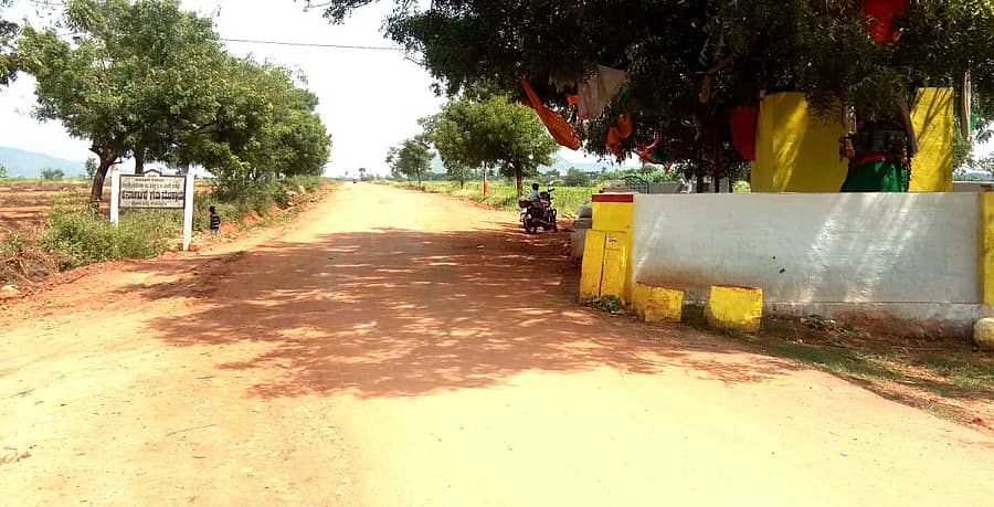 ಮೊಳಕಾಲ್ಮುರು ತಾಲ್ಲೂಕಿನ ಊಡೇವು ಬಳಿಯ ಸೀಮಾಂಧ್ರ ಗಡಿ.