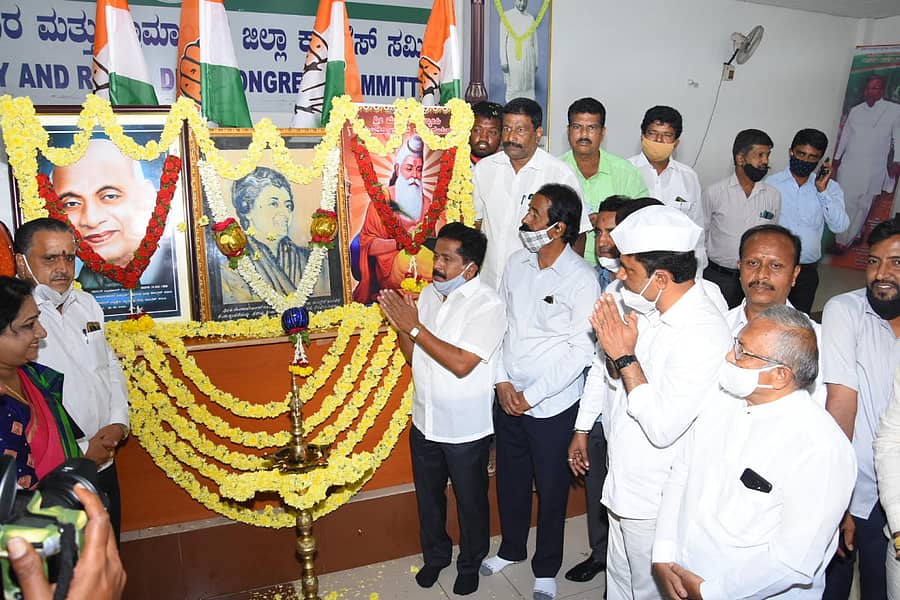 ಮೈಸೂರು ನಗರ ಮತ್ತು ಜಿಲ್ಲಾ ಕಾಂಗ್ರೆಸ್‌ ವತಿಯಿಂದ ‘ಕಿಸಾನ್‌ ಅಧಿಕಾರ ದಿವಸ್’ ಆಚರಿಸಲಾಯಿತು. ವಾಸು, ಎಂ.ಕೆ.ಸೋಮಶೇಖರ್, ಡಾ.ಬಿ.ಜೆ.ವಿಜಯಕುಮಾರ್‌, ಆರ್‌.ಮೂರ್ತಿ, ಕಾಂಗ್ರೆಸ್‌ ಮುಖಂಡರು ಪಾಲ್ಗೊಂಡಿದ್ದರು