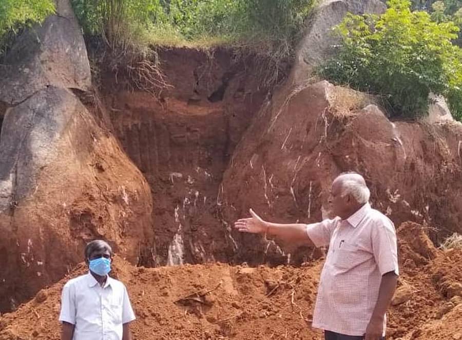 ಮಾಗಡಿ ಕುದೂರಿನ ಭೈರವನ ದುರ್ಗವನ್ನು ಜೆಸಿಬಿ ಬಳಸಿ ಸ್ಮಾರಕ ನಾಶ ಮಾಡುತ್ತಿರುವುದನ್ನು ತೋರಿಸಿದ ಕೆ.ಆರ್.ಯತಿರಾಜು.