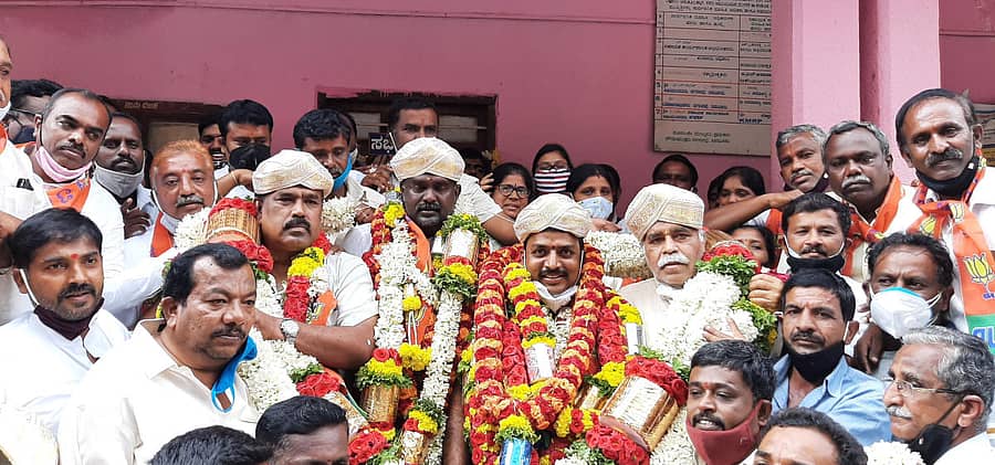 ನೂತನವಾಗಿ ಆಯ್ಕೆಯಾದ ಅಧ್ಯಕ್ಷ, ಉಪಾಧ್ಯಕ್ಷರನ್ನು ಅಭಿನಂದಿಸಲಾಯಿತು