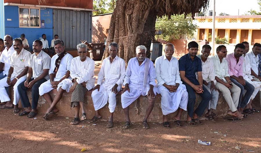 ಚಿಂಚೋಳಿ ತಾಲ್ಲೂಕಿನ ಶಾದಿಪುರ ಗ್ರಾಮದ ಮರವೊಂದರ ಕೆಳಗಡೆ ಕುಳಿತಿದ್ದ ಗ್ರಾಮಸ್ಥರು