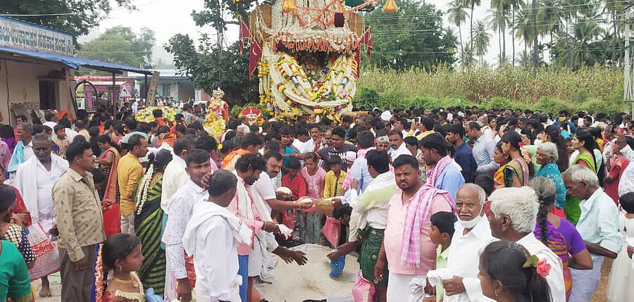 ಹೊಳಲ್ಕೆರೆ ತಾಲ್ಲೂಕಿನ ಸಿಂಗೇನಹಳ್ಳಿಯಲ್ಲಿ ಶನಿವಾರ ರಂಗನಾಥಸ್ವಾಮಿಯ ರಥೋತ್ಸವ ನಡೆಯಿತು