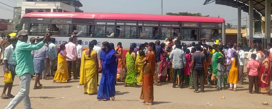 ಯಳಂದೂರು ಬಸ್ ನಿಲ್ದಾಣದಲ್ಲಿ ಶನಿವಾರ ಬಸ್ ಏರಲು ಮುಂದಾದ ಪ್ರಯಾಣಿಕರು