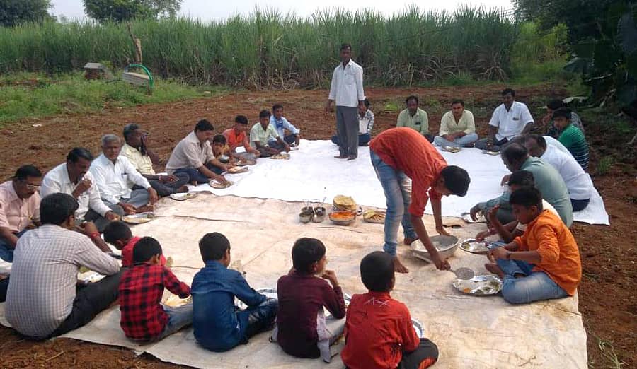 ಕೆರೂರ ಹೊರವಲಯದ ಲೆಕ್ಕಿ ಬೆಂಚಿ ಹತ್ತಿರದ ಶಿವಪುತ್ರಪ್ಪ ಹುಂಡೇಕಾರ ಅವರ ಹೊಲದಲ್ಲಿ ಶನಿವಾರ ಸೀಗಿ ಹುಣ್ಣಿಮೆ ಅಂಗವಾಗಿ ಮಿತ್ರರು, ಬಂಧುಗಳು ಜವಾರಿ ಭೋಜನ ಸವಿದರು.