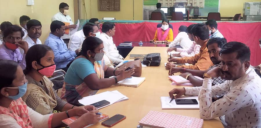 ಅಫಜಲಪುರ ತಹಶೀಲ್ದಾರ್ ಕಚೇರಿಯಲ್ಲಿ ಭೀಮಾ ಪ್ರವಾಹ ಸಮೀಕ್ಷೆ ಮಾಡುವ ಬಗ್ಗೆ ಶುಕ್ರವಾರ ಕರೆದ ಅಭಿವೃದ್ಧಿ ಅಧಿಕಾರಿಗಳ ಸಭೆಯಲ್ಲಿ ತಹಶೀಲ್ದಾರ್ ನಾಗಮ್ಮ ಎಂ.ಕೆ ಮಾತನಾಡಿದರು.