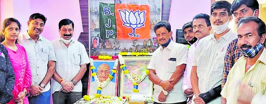 ರಾಮನಗರದ ಜಿಲ್ಲಾ ಬಿಜೆಪಿ ಕಚೇರಿಯಲ್ಲಿ ಮಹರ್ಷಿ ವಾಲ್ಮೀಕಿ ಹಾಗೂ ಸರ್ದಾರ್ ವಲ್ಲಭಬಾಯ್ ಪಟೇಲ್ ಅವರ ಜಯಂತಿ ಆಚರಿಸಲಾಯಿತು