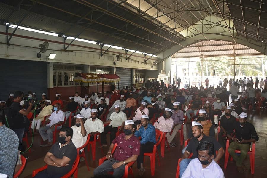 ಬೆಳಗಾವಿಯಲ್ಲಿ ಕನ್ನಡ ರಾಜ್ಯೋತ್ಸವ ವಿರೋಧಿಸಿ ಎಂಇಎಸ್ನಿಂದ ಭಾನುವಾರ ನಡೆಸಿದ ಪ್ರತಿಭಟನಾ ಸಭೆಯಲ್ಲಿ ಕಾರ್ಯಕರ್ತರು ತೋಳಿಗೆ ಕಪ್ಪುಪಟ್ಟಿ ಕಟ್ಟಿಕೊಂಡು ಪಾಲ್ಗೊಂಡಿದ್ದರು