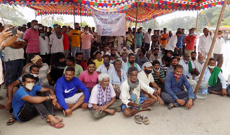 ದ್ವಾರಸಮುದ್ರ ಕೆರೆಯ ಕೋಡಿಯನ್ನು ಒಡೆದು ಹಾಕಿರುವುದನ್ನು ಖಂಡಿಸಿ ಹಳೇಬೀಡಿನ ಹೊಯ್ಸಳ ವೃತ್ತದಲ್ಲಿ ರೈತರು ಭಾನುವಾರ ಪ್ರತಿಭಟನೆ ನಡೆಸಿದರು