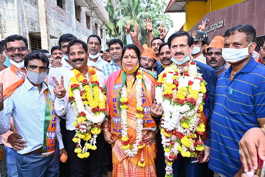 ಕಾರವಾರ ನಗರಸಭೆಯ ಅಧ್ಯಕ್ಷರಾಗಿ ಭಾನುವಾರ ಆಯ್ಕೆಯಾದ ಡಾ.ನಿತಿನ್ ಪಿಕಳೆ ಮತ್ತು ಉಪಾಧ್ಯಕ್ಷರಾಗಿ ಆಯ್ಕೆಯಾದ ಪ್ರಕಾಶ ನಾಯ್ಕ ಅವರನ್ನು ಶಾಸಕಿ ರೂಪಾಲಿ ನಾಯ್ಕ ಅಭಿನಂದಿಸಿದರು