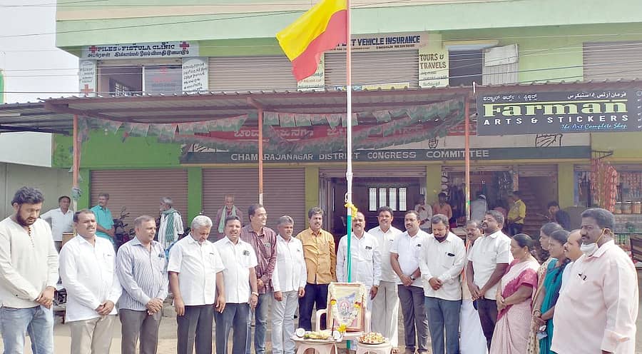 ರಾಜ್ಯೋತ್ಸವದ ಅಂಗವಾಗಿ ಜಿಲ್ಲಾ ಕಾಂಗ್ರೆಸ್ ಸಮಿತಿ ಕಚೇರಿಯಲ್ಲಿ ಧ್ವಜಾರೋಹಣ ನೆರವೇರಿಸಲಾಯಿತು