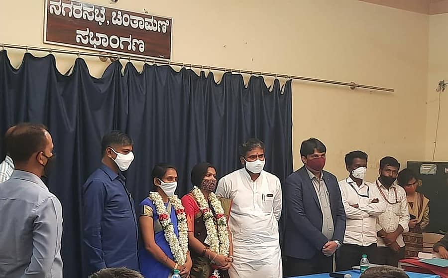 ಚಿಂತಾಮಣಿ ನಗರಸಭೆಗೆ ಭಾನುವಾರ ನಡೆದ ಚುನಾವಣೆಯಲ್ಲಿ ಆಯ್ಕೆಯಾದ ಅಧ್ಯಕ್ಷೆ ಎಂ.ರೇಖಾ ಉಮೇಶ್ ಹಾಗೂ ಉಪಾಧ್ಯಕ್ಷೆ ಡಿ.ಎನ್.ಸುಹಾಸಿನಿ