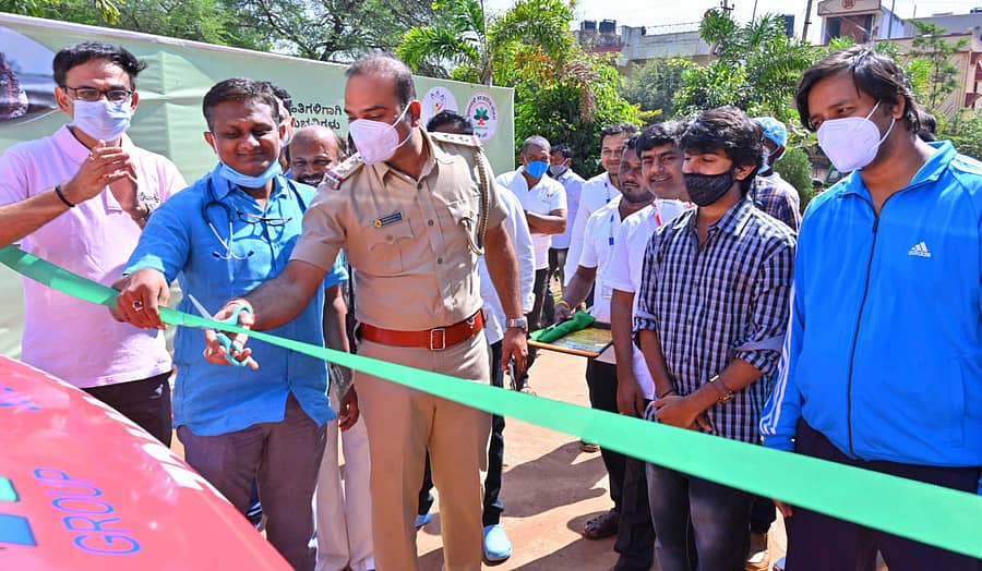 ಬೀದರ್‌ನಲ್ಲಿ ಭಾನುವಾರ ವಾಲಿಶ್ರೀ ಆಸ್ಪತ್ರೆ ವತಿಯಿಂದ ನಾಲ್ಕು ಆಬುಲೆನ್ಸ್‌ಗಳಿಗೆ ನ್ಯೂಟೌನ್‌ ಪಿಎಸ್‌ಐ ಸಂತೋಷ ಚಾಲನೆ ನೀಡಿದರು