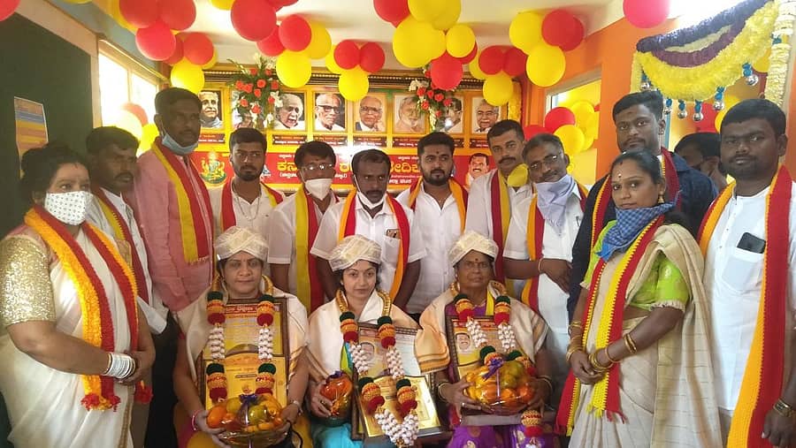 ಕರ್ನಾಟಕ ರಕ್ಷಣಾ ವೇದಿಕೆಯು ಕೋಲಾರದಲ್ಲಿ ಭಾನುವಾರ ಹಮ್ಮಿಕೊಂಡಿದ್ದ ಕನ್ನಡ ರಾಜ್ಯೋತ್ಸವದಲ್ಲಿ ಕನ್ನಡ ನಾಡು ನುಡಿಗೆ ಅನನ್ಯ ಸೇವೆ ಸಲ್ಲಿಸಿದ ಸಾಧಕರಿಗೆ ಗಂಗ ಅರಸು ಪ್ರಶಸ್ತಿ ನೀಡಿ ಗೌರವಿಸಲಾಯಿತು.