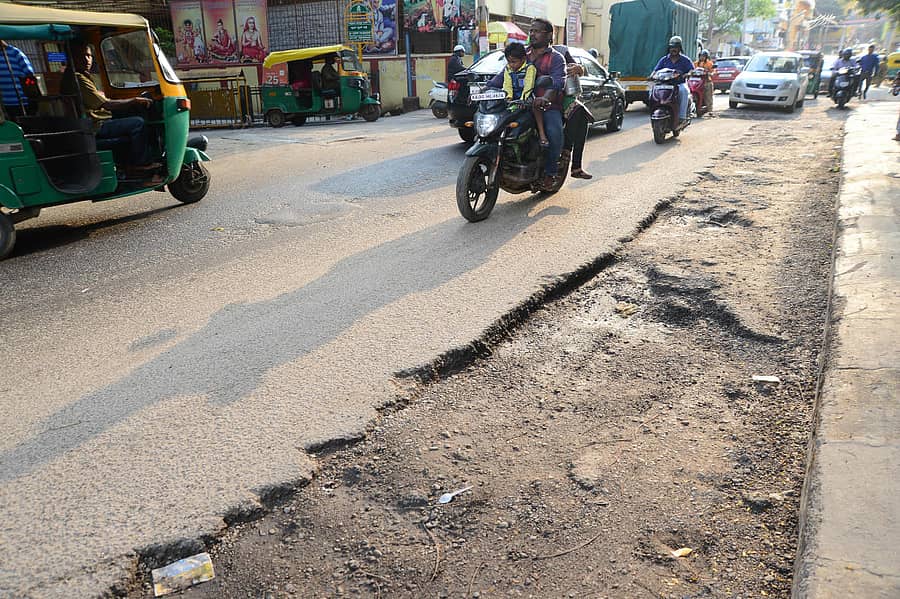 ಬೆಂಗಳೂರಿನ ರಸ್ತೆಯೊಂದರಲ್ಲಿ ಜಲಮಂಡಳಿ ಕಾಮಗಾರಿ ಸೃಷ್ಟಿಯಾಗಿರುವ ರಸ್ತೆಗುಂಡಿ