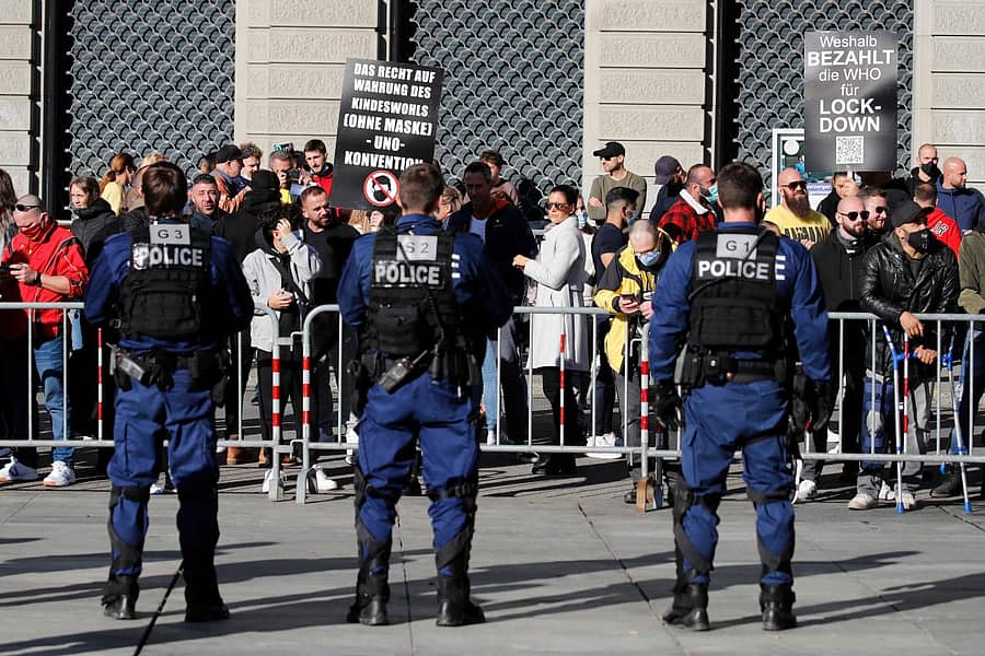 ಕಠಿಣ ನಿರ್ಬಂಧಗಳನ್ನು ಹೇರಿರುವುದನ್ನು ವಿರೋಧಿಸಿ ಸ್ವಿಟ್ಜರ್ಲೆಂಡ್ನಲ್ಲಿ ನಾಗರಿಕರು ಪ್ರತಿಭಟನೆ ನಡೆಸಿದರು –ಎಎಫ್ಪಿ ಚಿತ್ರ