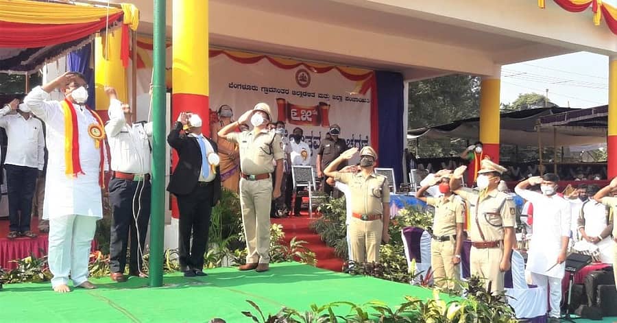 ದೇವನಹಳ್ಳಿಯಲ್ಲಿ ನಡೆದ ಕನ್ನಡ ರಾಜ್ಯೋತ್ಸವದಲ್ಲಿ ಧ್ವಜಾರೋಹಣ ನೆರವೇರಿಸಿದ ಜಿಲ್ಲಾ ಉಸ್ತುವಾರಿ ಸಚಿವ ಆರ್. ಅಶೋಕ್ ಗೌರವ ವಂದನೆ ಸಲ್ಲಿಸಿದರು