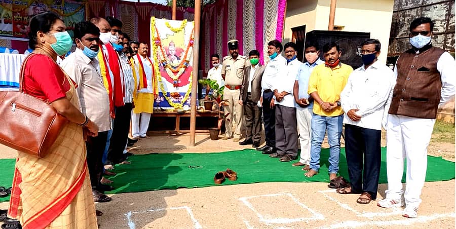 ಮೊಳಕಾಲ್ಮುರಿನಲ್ಲಿ ಭಾನುವಾರ ತಾಲ್ಲೂಕು ಆಡಳಿತ ಹಮ್ಮಿಕೊಂಡಿದ್ದ ಕನ್ನಡ ರಾಜ್ಯೋತ್ಸವದಲ್ಲಿ ಭುವನೇಶ್ವರಿ ಚಿತ್ರಕ್ಕೆ ಪೂಜೆ ಸಲ್ಲಿಸಲಾಯಿತು