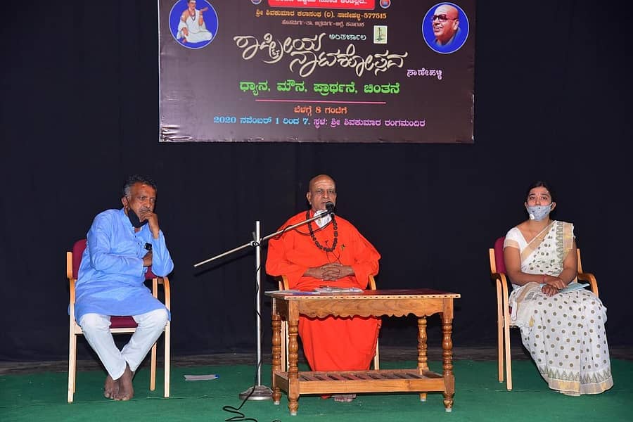 ಹೊಸದುರ್ಗ ತಾಲ್ಲೂಕಿನ ಸಾಣೇಹಳ್ಳಿ ತರಳಬಾಳು ಶಾಖಾ ಮಠದಲ್ಲಿ ಆಯೋಜಿಸಿರುವ ರಾಷ್ಟ್ರೀಯ ಅಂತರ್ಜಾಲ ನಾಟಕೋತ್ಸವದ ಭಾನುವಾರದ ಕಾರ್ಯಕ್ರಮದಲ್ಲಿ ಪಂಡಿತಾರಾಧ್ಯ ಶಿವಾಚಾರ್ಯ ಸ್ವಾಮೀಜಿ ಮಾತನಾಡಿದರು
