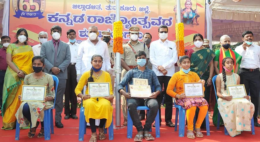 ಜಿಲ್ಲಾಡಳಿತ ಹಮ್ಮಿಕೊಂಡಿದ್ದ ಕನ್ನಡ ರಾಜ್ಯೋತ್ಸವದಲ್ಲಿ ಎಸ್ಸೆಸ್ಸೆಲ್ಸಿ ಪರೀಕ್ಷೆಯಲ್ಲಿ ಹೆಚ್ಚು ಅಂಕ ಪಡೆದ ಸರ್ಕಾರಿ ಶಾಲೆಗಳ ವಿದ್ಯಾರ್ಥಿಗಳನ್ನು ಸನ್ಮಾನಿಸಲಾಯಿತು