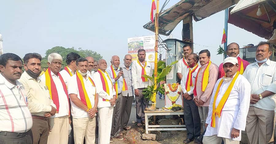 ರಾಮನಗರದ ಐಜೂರು ವೃತ್ತದಲ್ಲಿ ಜಿಲ್ಲಾ ಕಸಾಪದಿಂದ ರಾಜ್ಯೋತ್ಸವ ನಡೆಯಿತು