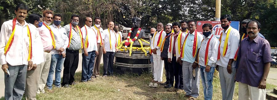 ಚನ್ನಪಟ್ಟಣದಲ್ಲಿ ಕಸಾಪದಿಂದ ನಡೆದ ಕನ್ನಡ ರಾಜ್ಯೋತ್ಸವ ಕಾರ್ಯಕ್ರಮದಲ್ಲಿ ಕುವೆಂಪು ಪ್ರತಿಮೆಗೆ ಪುಷ್ಪ ನಮನ ಸಲ್ಲಿಸಲಾಯಿತು