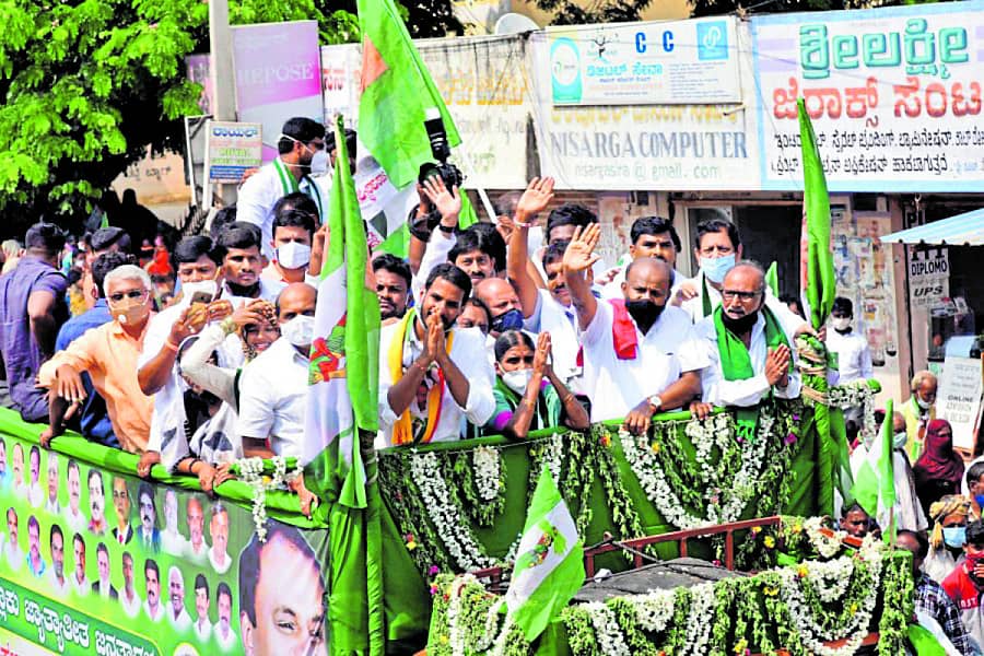 ಶಿರಾದಲ್ಲಿ ಜೆಡಿಎಸ್‌ ಮುಖಂಡರು ರೋಡ್‌ ಷೊ ಮೂಲಕ ಮತಯಾಚಿಸಿದರು