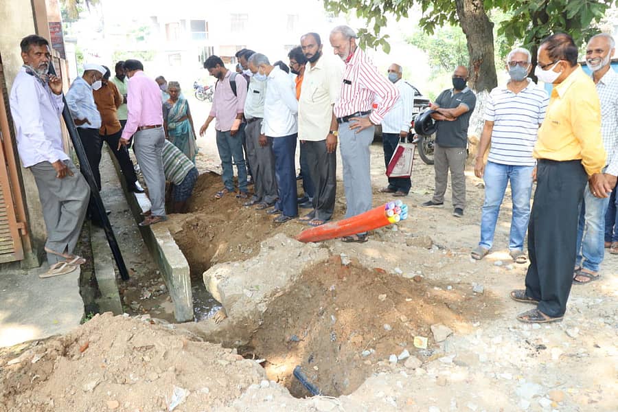 ಶಿವಮೊಗ್ಗದ ಶರಾವತಿ ನಗರದಲ್ಲಿ ನಡೆಯುತ್ತಿರುವ ಸ್ಮಾರ್ಟ್‌ಸಿಟಿ ಕಾಮಗಾರಿಗಳನ್ನು ಸೋಮವಾರ ಅಣ್ಣಾ ಹಜಾರೆ ಹೋರಾಟ ಸಮಿತಿ ಕಾರ್ಯಕರ್ತರು ವೀಕ್ಷಿಸಿದರು.
