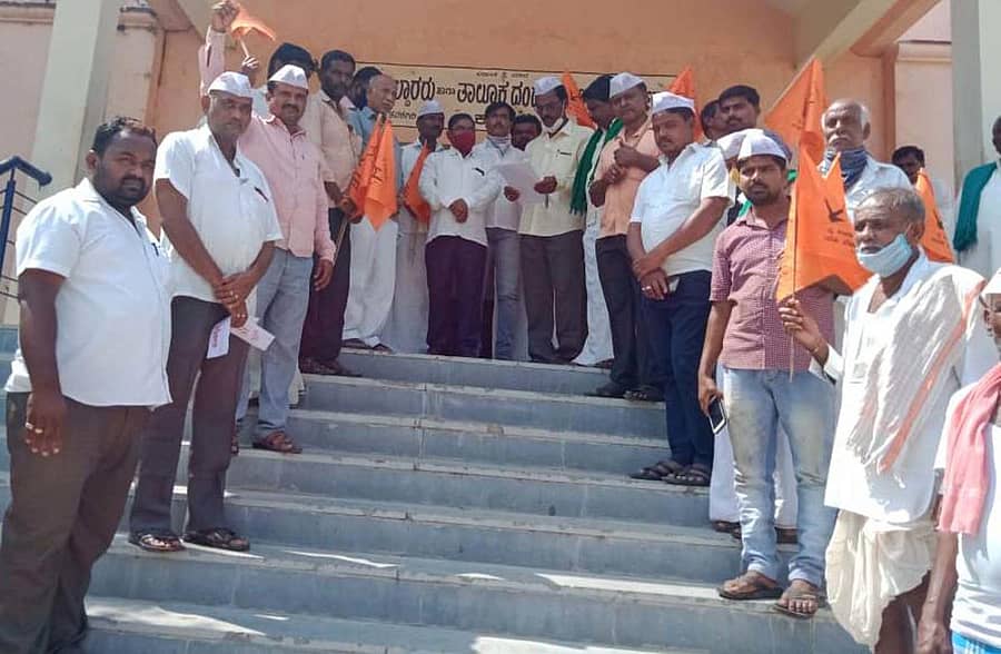 ಕನಕಗಿರಿಯಲ್ಲಿ ಪಂಚಮಸಾಲಿ ಸಮಾಜ ಬಾಂಧವರು ಸೋಮವಾರ ತಹಶೀಲ್ದಾರ್ ಅಂಗಡಿ ಅವರಿಗೆ ಮನವಿ ಪತ್ರ ಸಲ್ಲಿಸಿದರು