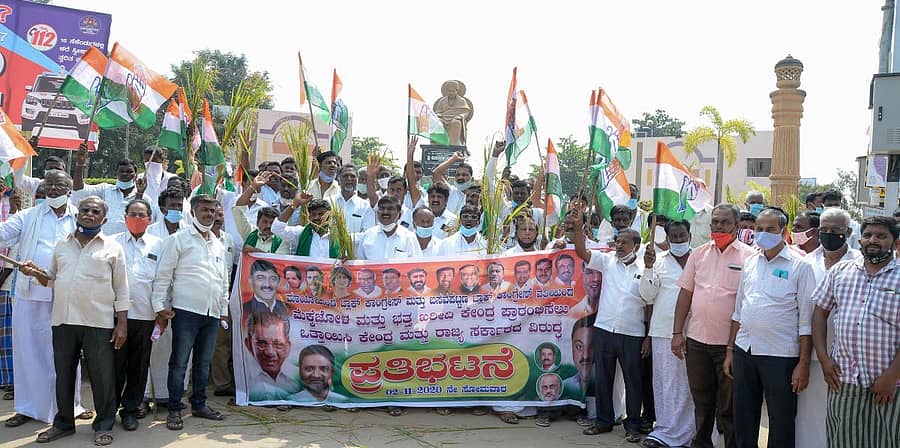 ಮೆಕ್ಕೆಜೋಳ ಮತ್ತು ಭತ್ತ ಖರೀದಿ ಕೇಂದ್ರ ಪ್ರಾರಂಭಿಸಲು ಒತ್ತಾಯಿಸಿ ಕಾಂಗ್ರೆಸ್ ಸದಸ್ಯರು ದಾವಣಗೆರೆಯ ಜಯದೇವ ವೃತ್ತದಲ್ಲಿ ಪ್ರತಿಭಟನೆ ನಡೆಸಿದರು–ಪ್ರಜಾವಾಣಿ ಚಿತ್ರ