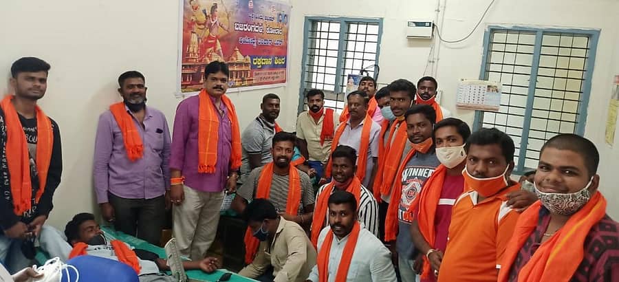 ಅಯೋಧ್ಯೆ ಬಲಿದಾನ ದಿವಸ್ ಅಂಗವಾಗಿ ವಿಶ್ವ ಹಿಂದೂ ಪರಿಷತ್‌ ಹಾಗೂ ಬಜರಂಗ ದಳದ ಸಹಯೋಗದಲ್ಲಿ ಕೋಲಾರದಲ್ಲಿ ಸೋಮವಾರ ರಕ್ತದಾನ ಶಿಬಿರ ನಡೆಸಲಾಯಿತು.